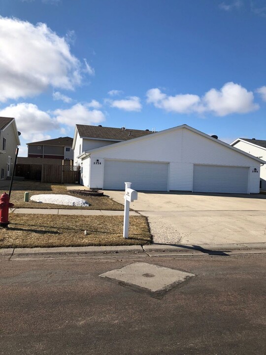 2538 Amber Valley Ct in Fargo, ND - Building Photo