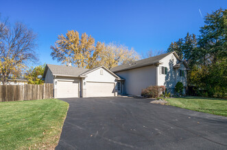 975 Hathaway Ln NE in Fridley, MN - Building Photo - Building Photo