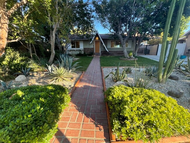 16420 Minnehaha St in Granada Hills, CA - Building Photo - Building Photo