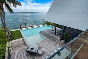 1369 N Venetian Way in Miami Beach, FL - Building Photo