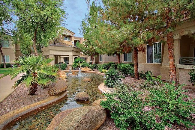 The Reserve at Gilbert Towne Center in Gilbert, AZ - Foto de edificio - Building Photo