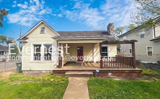 property at 1300 S Lyerly St