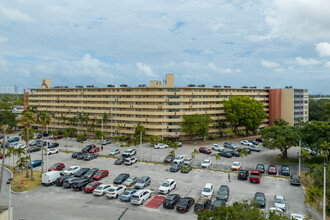 Jade Winds in North Miami Beach, FL - Building Photo - Building Photo