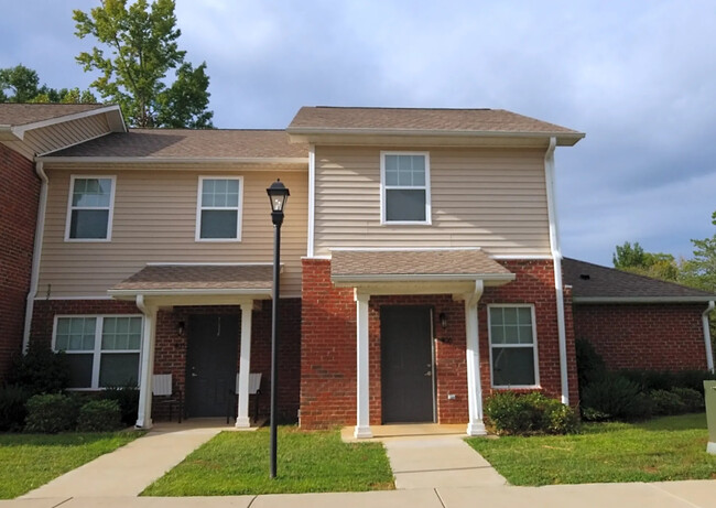 Canter Chase Apartments in Lawrenceburg, TN - Foto de edificio - Building Photo