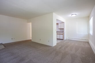 Oakview Apartments in Grand Rapids, MI - Building Photo - Interior Photo