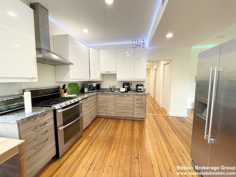 12 Hillside St, Unit 3 in Boston, MA - Building Photo