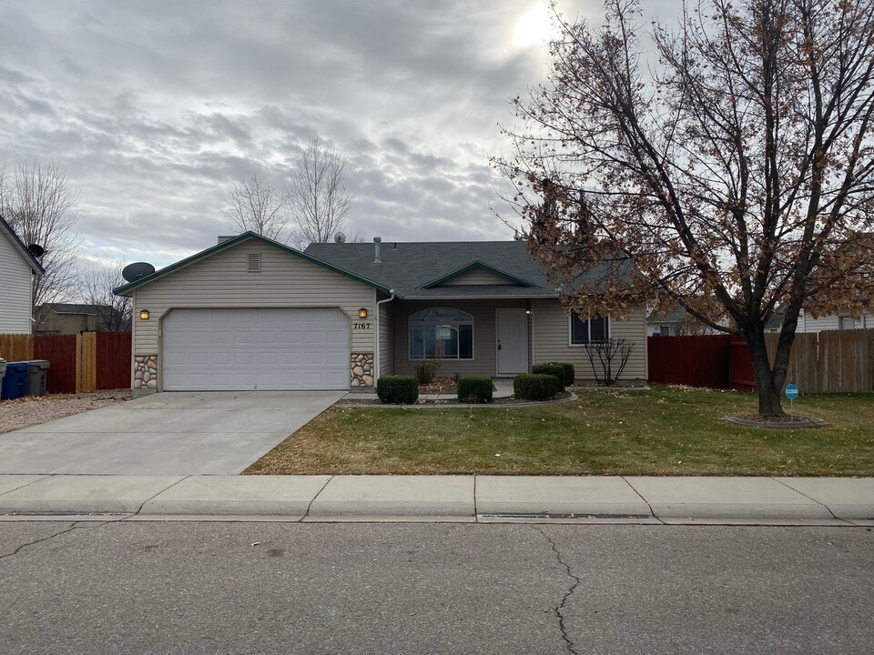 7167 E Canterbury Ln in Nampa, ID - Building Photo