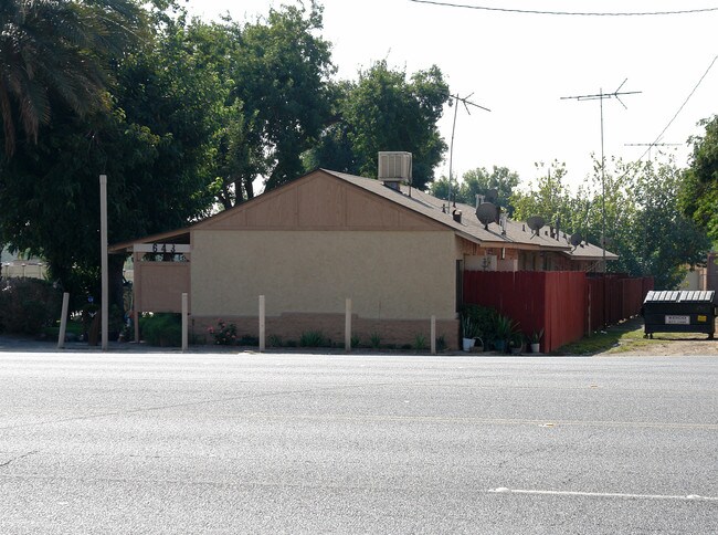 643 E Foothill Blvd in Rialto, CA - Foto de edificio - Building Photo