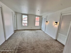 93 Hudson Ave in Green Island, NY - Foto de edificio - Building Photo
