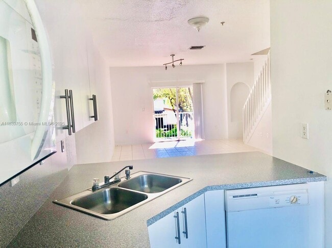 5670 NW 116th Ave in Doral, FL - Building Photo - Building Photo