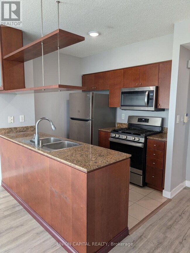 35 Mariner Terrace in Toronto, ON - Building Photo - Building Photo