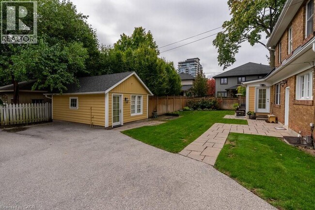 2080 Caroline St in Burlington, ON - Building Photo - Building Photo