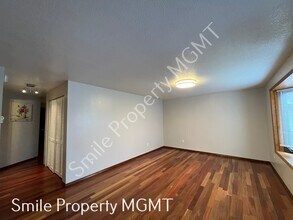 10332 SE Clinton St in Portland, OR - Building Photo - Building Photo