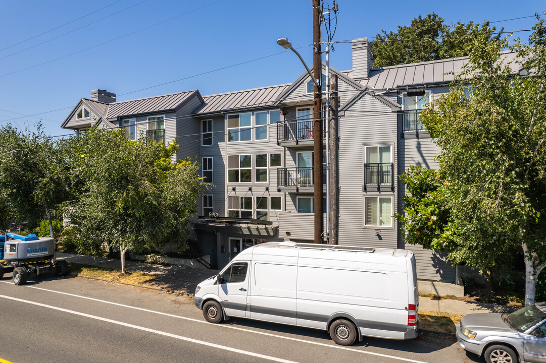 WOODLAND CREST CONDOMINIUM in Seattle, WA - Building Photo