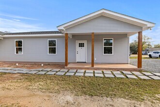 608 E Beech St, Unit B in Ponchatoula, LA - Foto de edificio - Building Photo