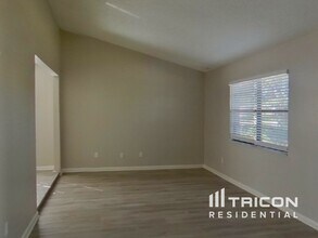 7913 Singing Ct Pl in Tampa, FL - Building Photo - Building Photo