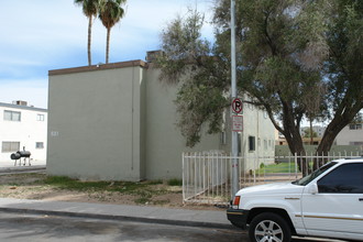 521 Calcaterra Cir in Las Vegas, NV - Building Photo - Building Photo