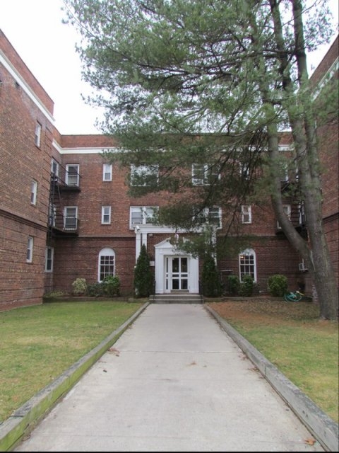 700 Merrick Road in Baldwin, NY - Foto de edificio