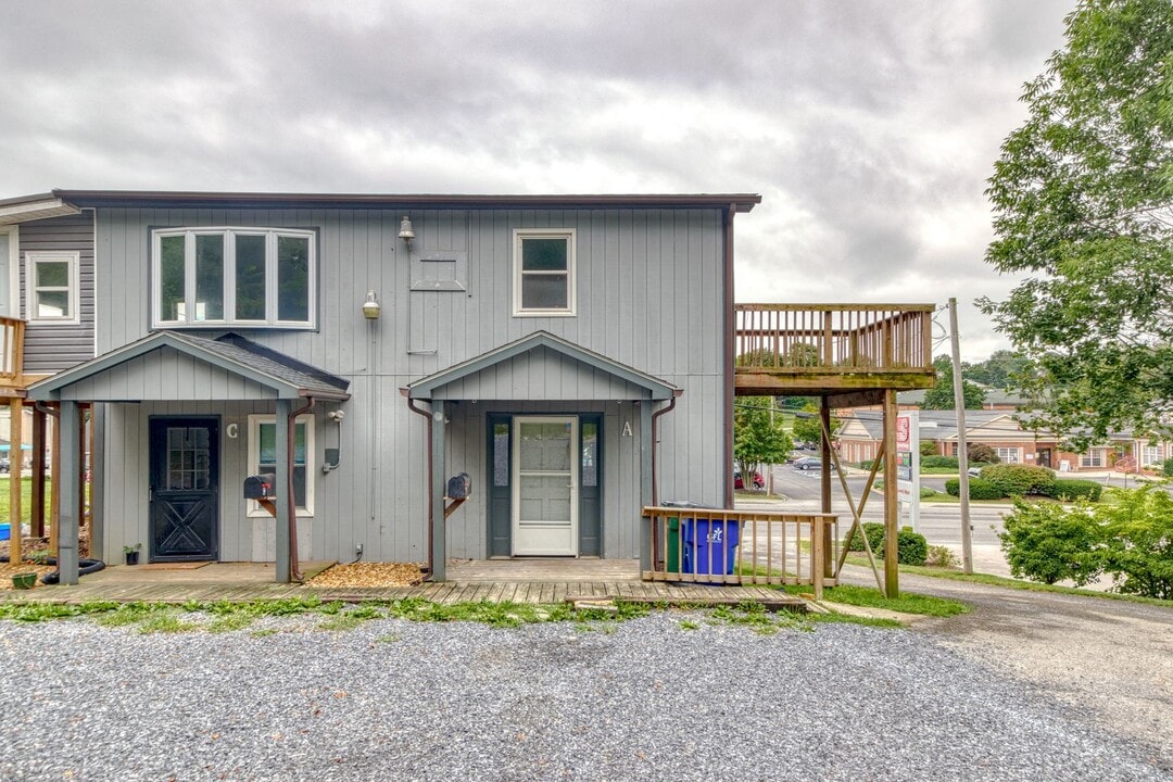 210 Roanoke St in Christiansburg, VA - Building Photo