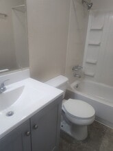 811 43rd Ave SW, Unit D in Puyallup, WA - Foto de edificio - Building Photo