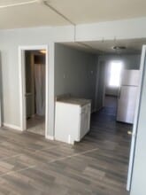 38 Prospect St, Unit 300 in Bristol, CT - Foto de edificio - Building Photo