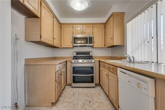 6211 Meadow Brook Ln in Las Vegas, NV - Building Photo - Building Photo