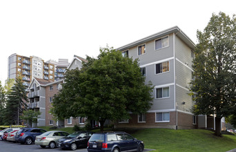 250-280 Brittany Dr in Ottawa, ON - Building Photo - Building Photo