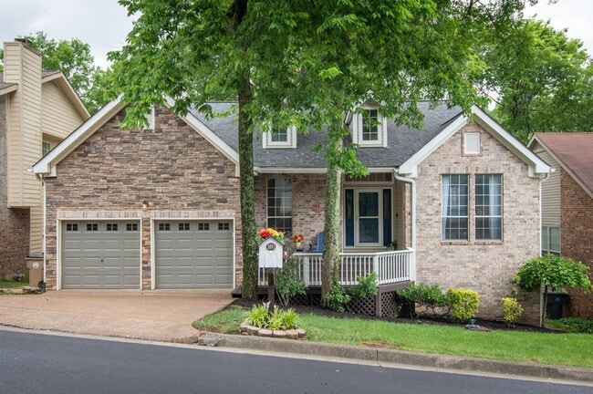 5893 Woodlands Ave in Nashville, TN - Foto de edificio - Building Photo