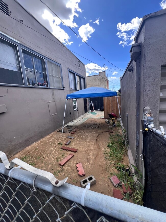 1073 Dundas St in Los Angeles, CA - Foto de edificio - Building Photo