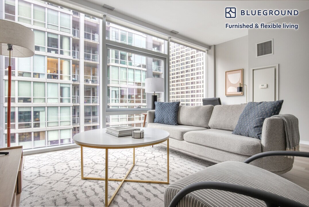 200 E Illinois St in Chicago, IL - Building Photo