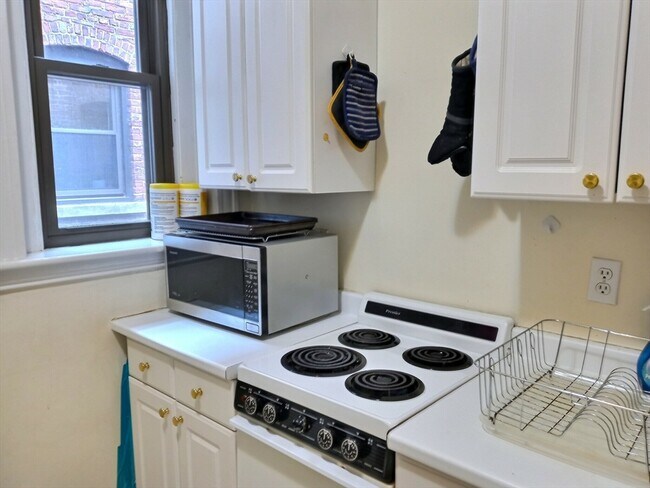 1382 Beacon St in Brookline, MA - Building Photo - Building Photo