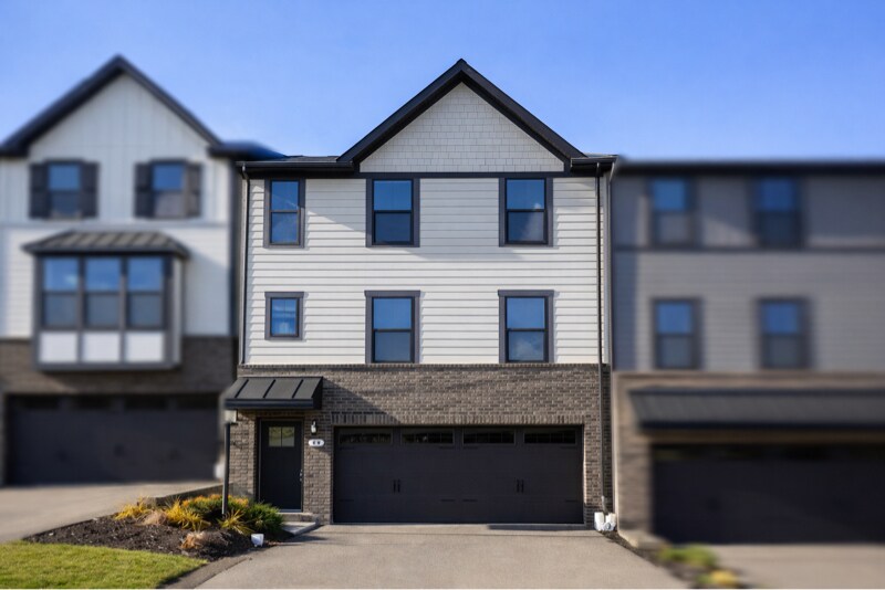 214 Hunter Dr in Coraopolis, PA - Building Photo