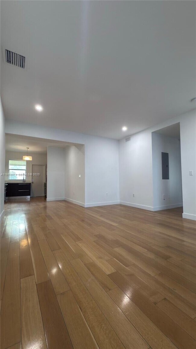 2021 Meridian Ave in Miami Beach, FL - Building Photo - Building Photo