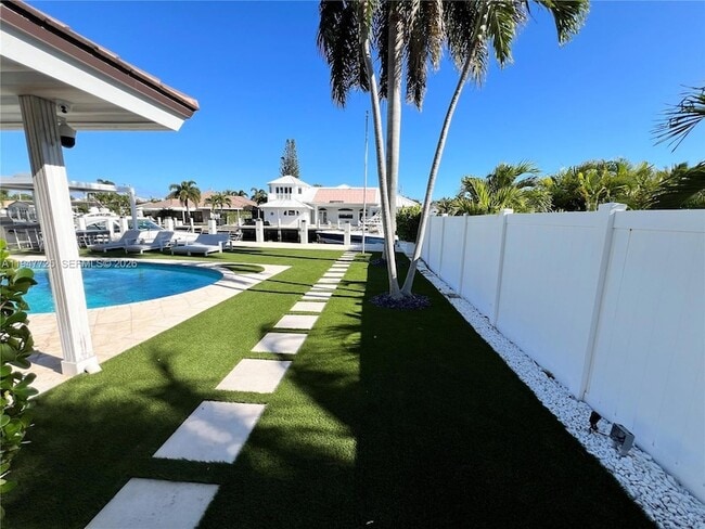 5510 Bayview Dr in Fort Lauderdale, FL - Foto de edificio - Building Photo