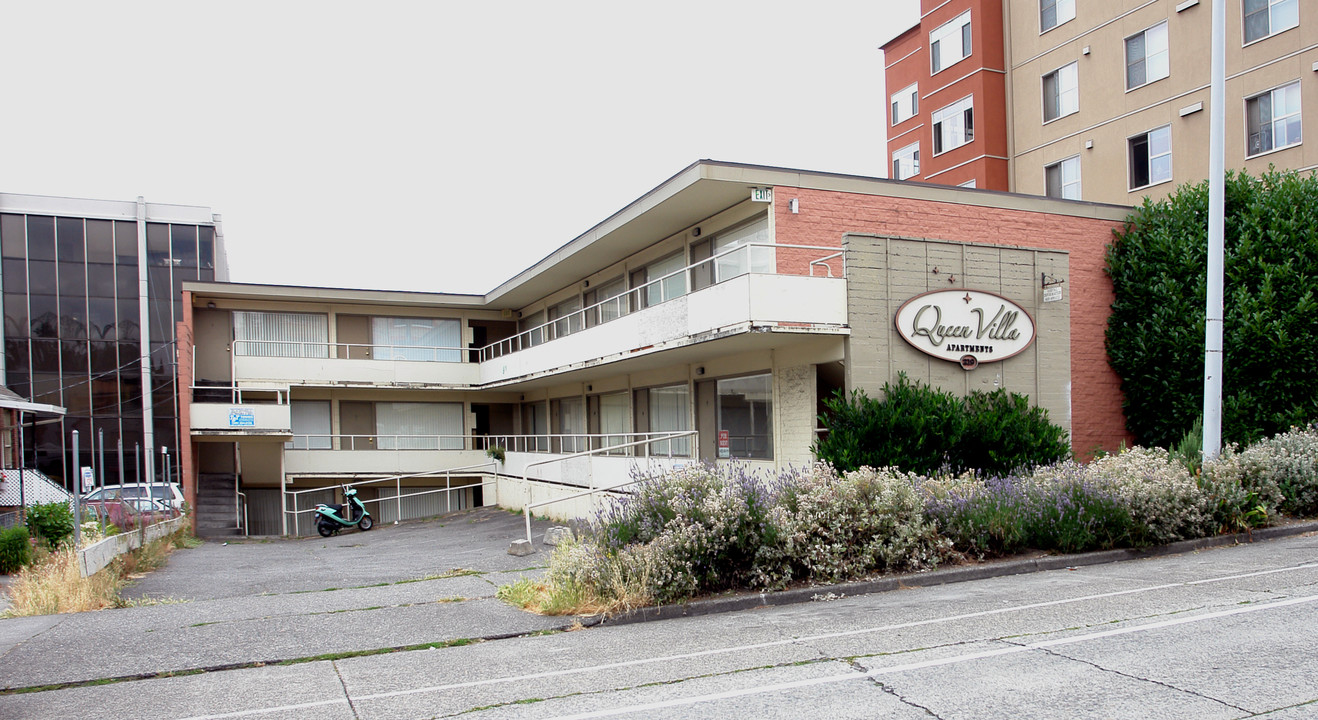 Queen Villa Apartments in Seattle, WA - Building Photo