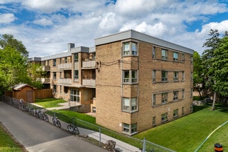 Roxbury Manor in Toronto, ON - Building Photo - Building Photo