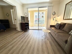230 E Flamingo Rd in Las Vegas, NV - Building Photo - Building Photo