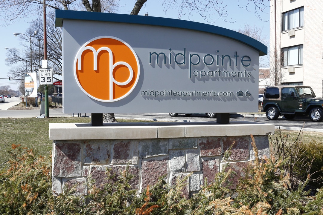 Midpointe in Chicago, IL - Building Photo