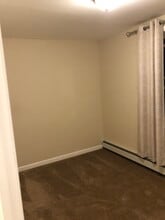 17 Dorchester Rd, Unit Room 2 in Ronkonkoma, NY - Foto de edificio - Building Photo