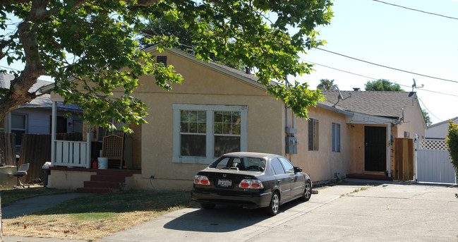 157-A B Alberts Ave in Pittsburg, CA - Building Photo - Building Photo