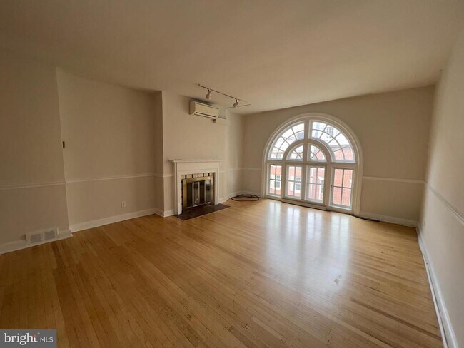 2038 Locust St in Philadelphia, PA - Building Photo - Building Photo