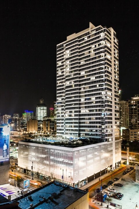 101 S Halsted St in Chicago, IL - Building Photo
