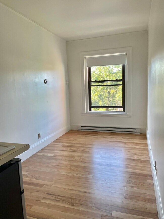 1064 Beacon St, Unit #6 in Brookline, MA - Foto de edificio - Building Photo