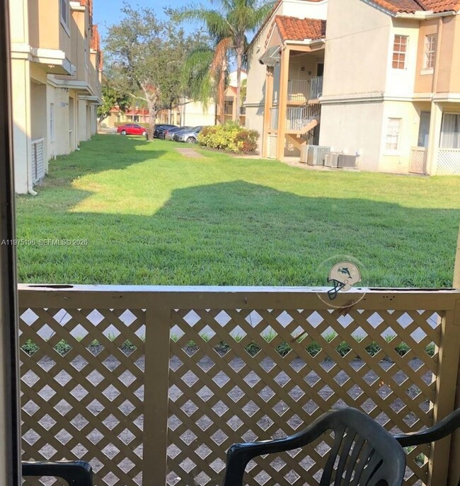 18324 NW 68th Ave, Unit M in Hialeah, FL - Building Photo - Building Photo