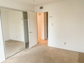 2310 Lillyvale Ave, Unit 123 in Los Angeles, CA - Building Photo - Building Photo