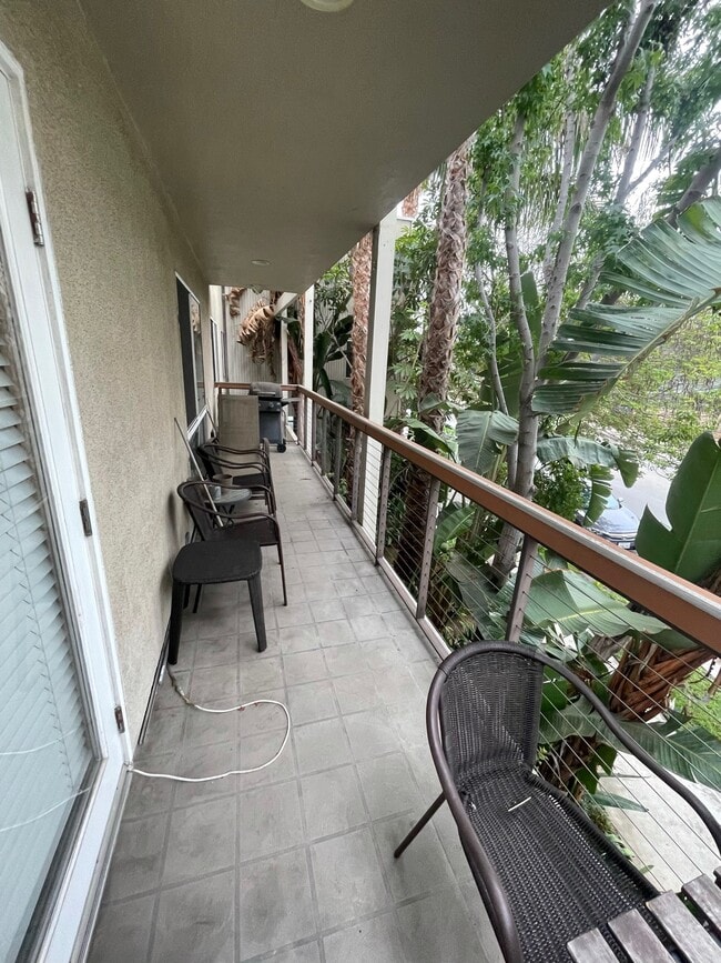 330 S Barrington Ave, Unit 210 in Los Angeles, CA - Building Photo - Building Photo