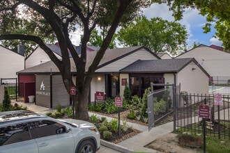 Avery Place in Houston, TX - Building Photo - Building Photo