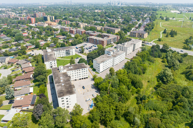 3 Biggin Crt in Toronto, ON - Building Photo - Building Photo