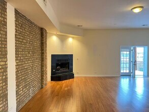 2358 N Clybourn Ave, Unit 3 in Chicago, IL - Building Photo - Building Photo