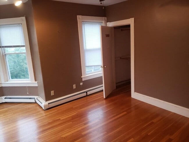 450 Laurel Hill Ave in Cranston, RI - Building Photo - Building Photo